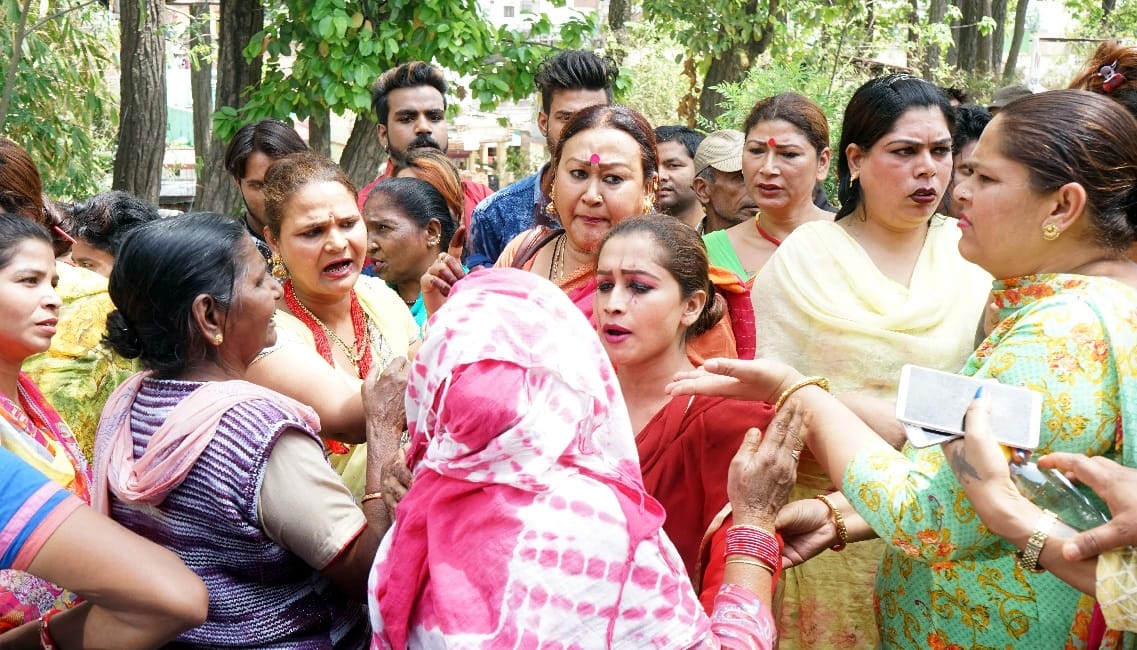 Transgenders fight bigg boss fame laxhmi arrives for defense in dehradun