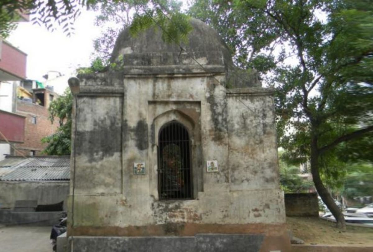 delhi: tomb was converted in temple and was colored in saffron color 