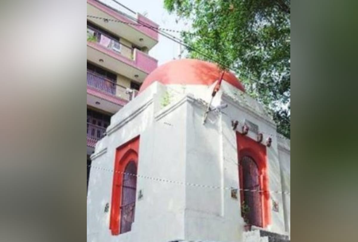 delhi: tomb was converted in temple and was colored in saffron color 