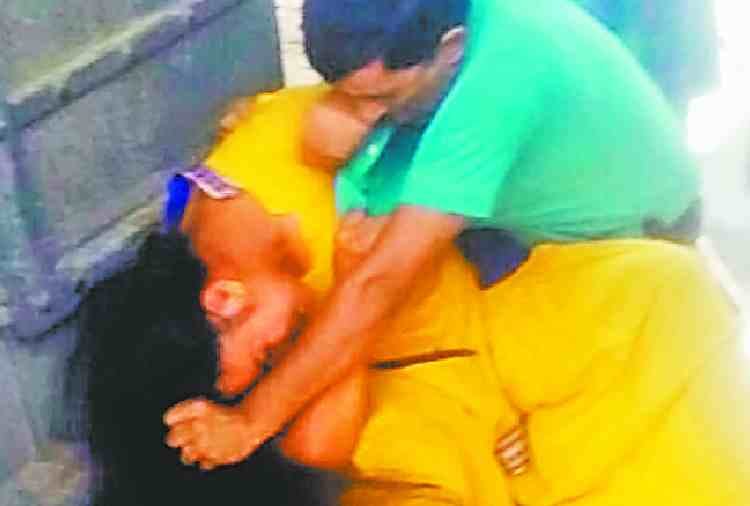 wife beaten by husband on road in abohar punjab