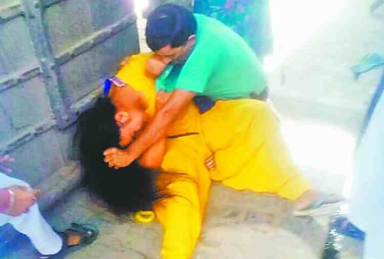 wife beaten by husband on road in abohar punjab