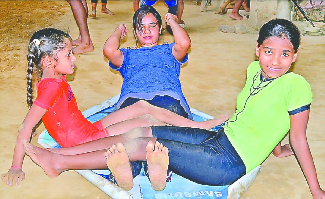Wrestler father teach Wrestling to his three daughters like Aamir Khan in roorkee