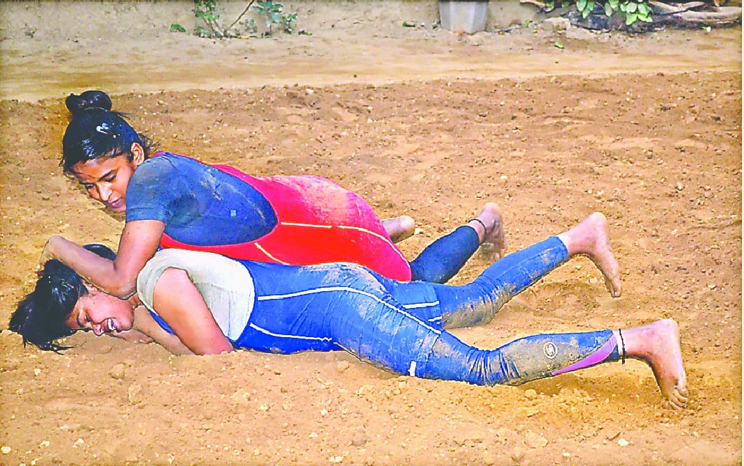 Wrestler father teach Wrestling to his three daughters like Aamir Khan in roorkee