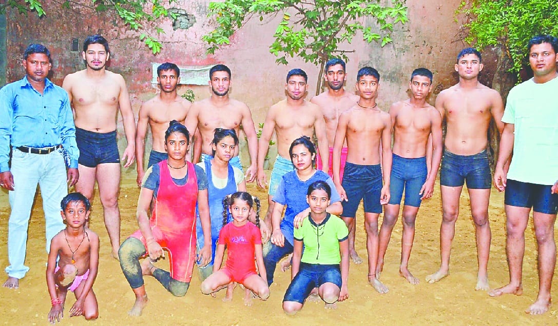 Wrestler father teach Wrestling to his three daughters like Aamir Khan in roorkee