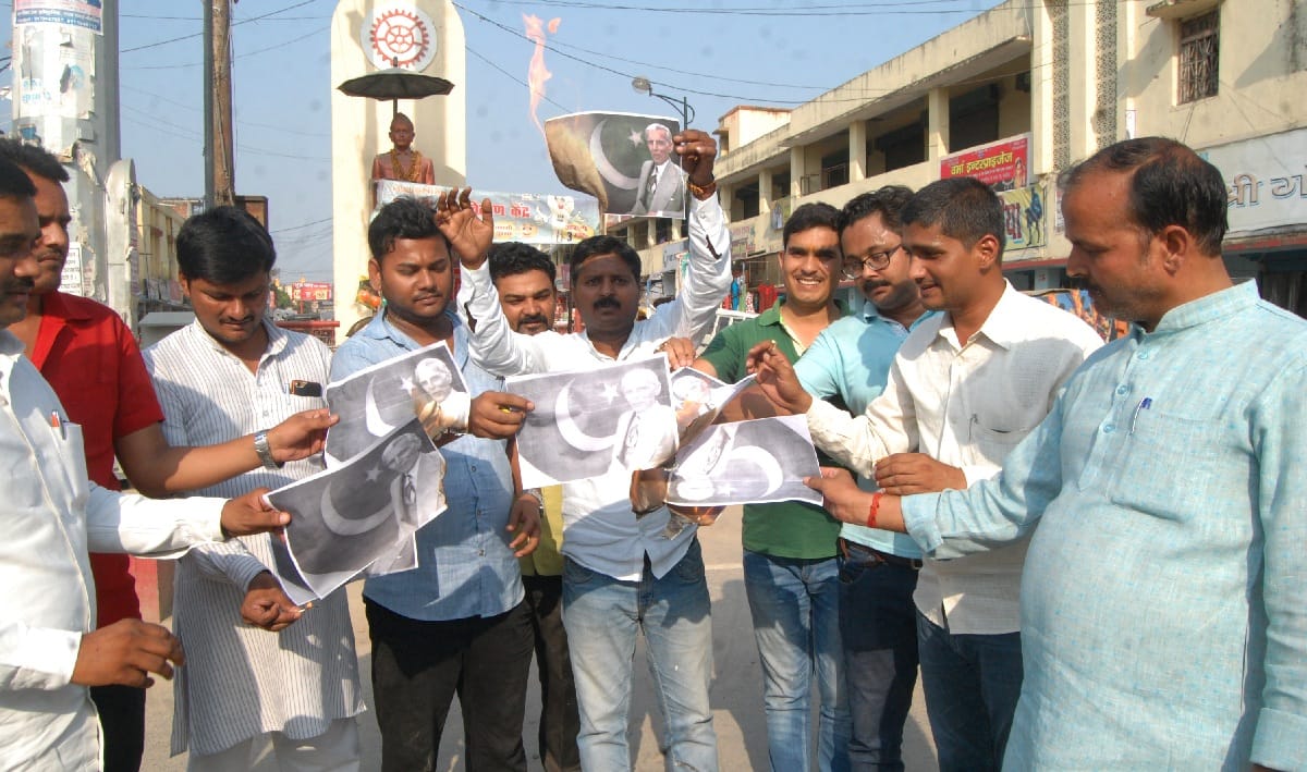 भाजयुमो ने जलाया जिन्ना का पोस्टर