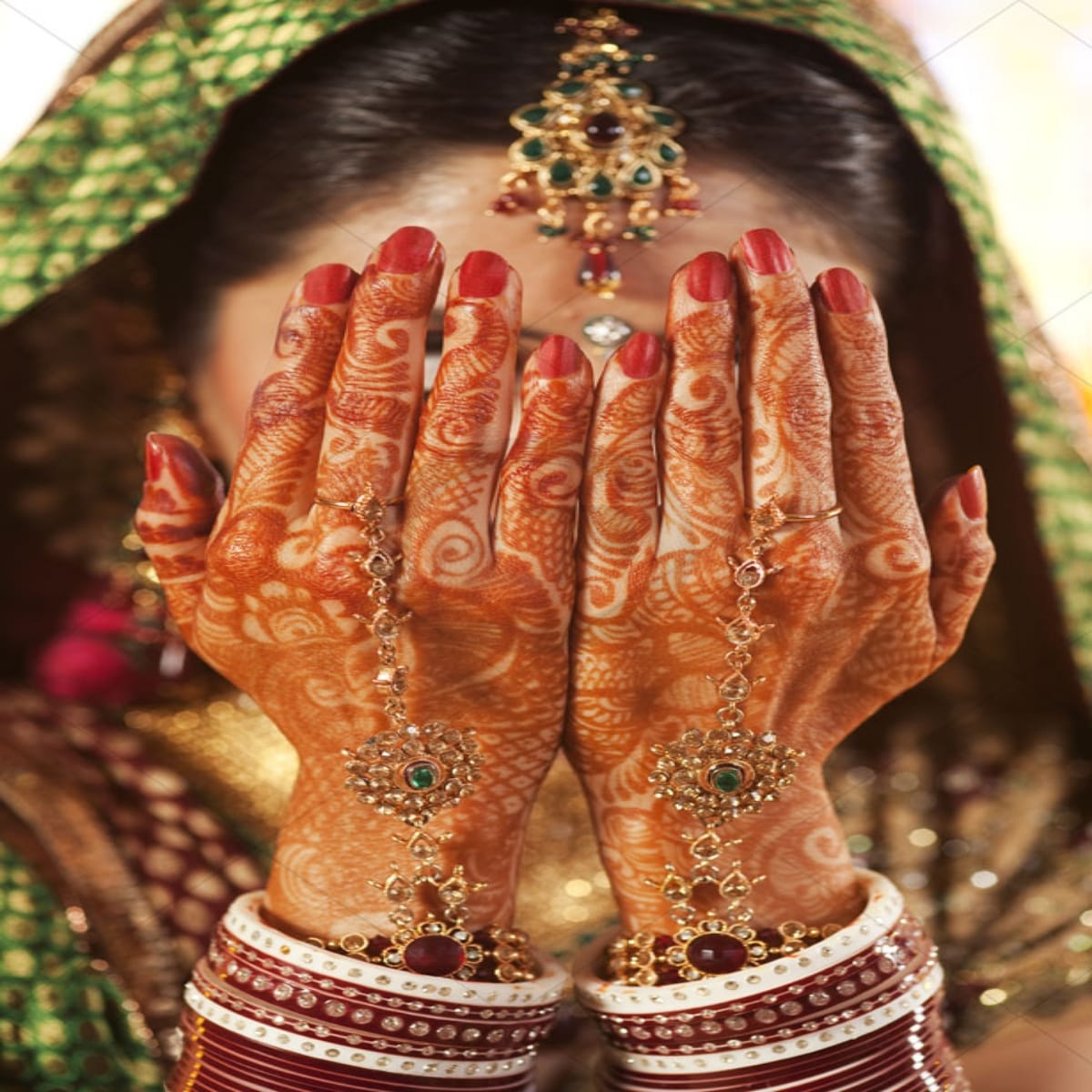 bride came out of house to take water when water was lacking in marriage in gujarat village