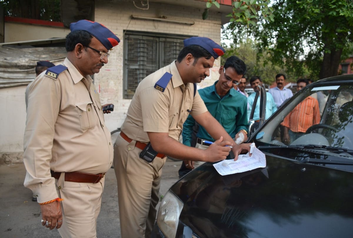 driver of the RTO was running car without using seat belt, fined