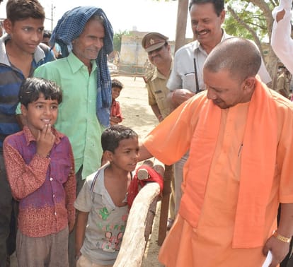 Cm Yogi Adityanath distrubute relief to storms victims of Agra 
