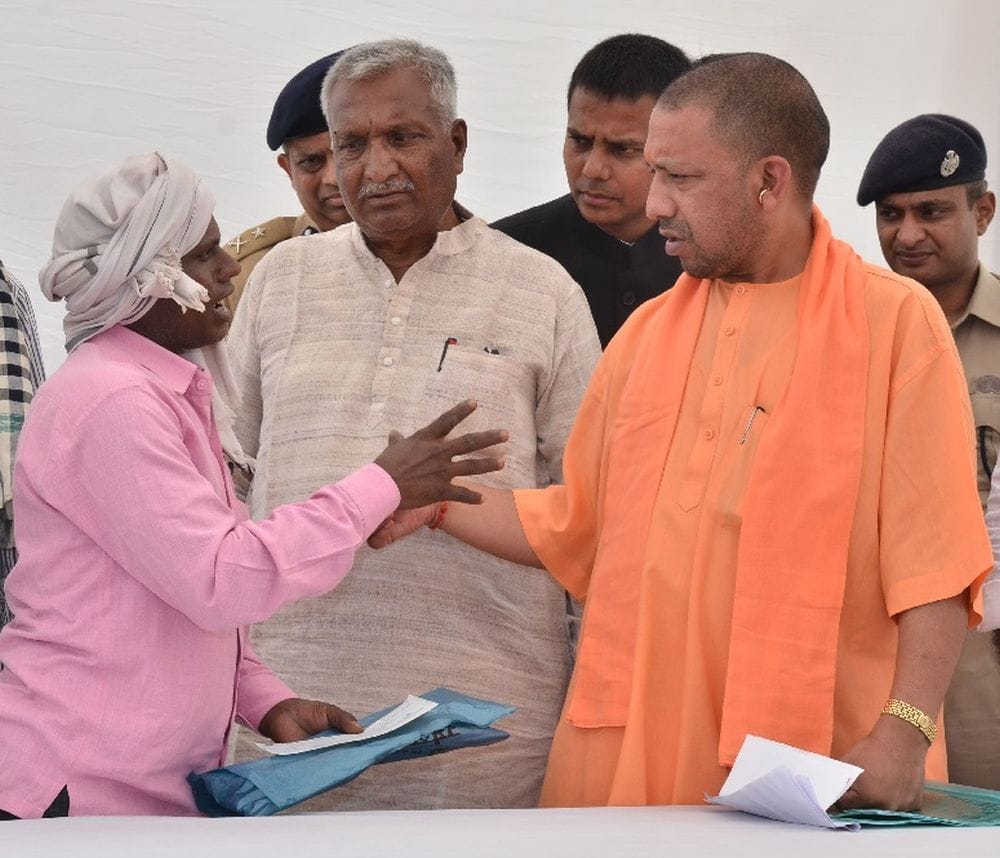 Cm Yogi Adityanath distrubute relief to storms victims of Agra 