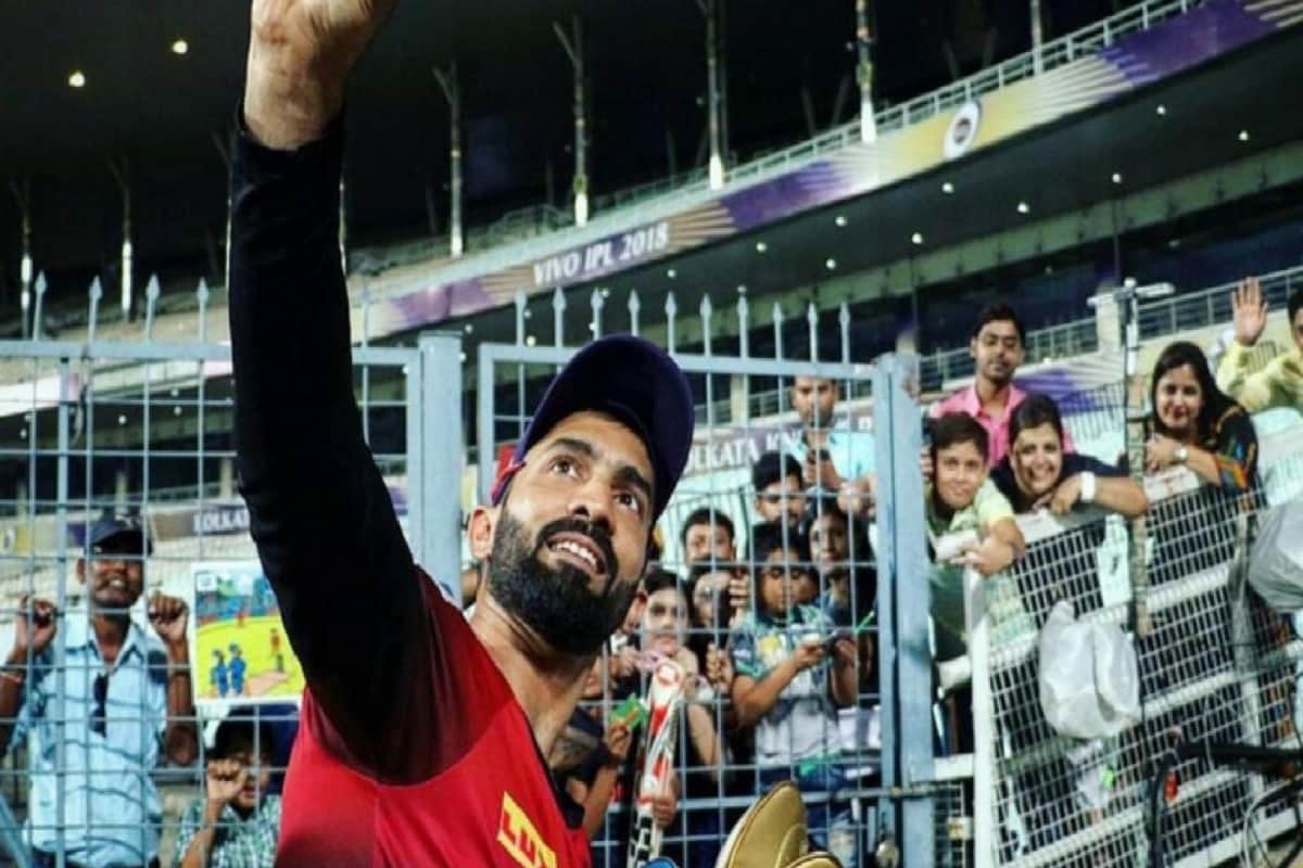 dinesh karthik meet with special fan of kkr harshul goenka in ipl 2018