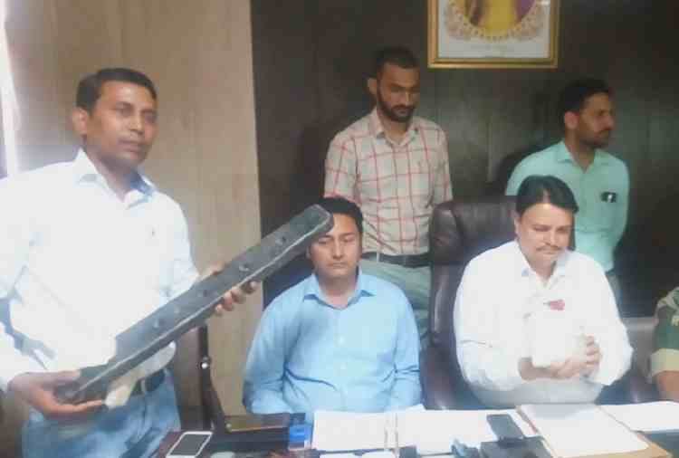 drugs smuggling via iron rod on indo pak border, bsf caught drugs
