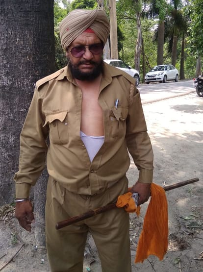 man enter in dm office rudrapur and fight with home guard 