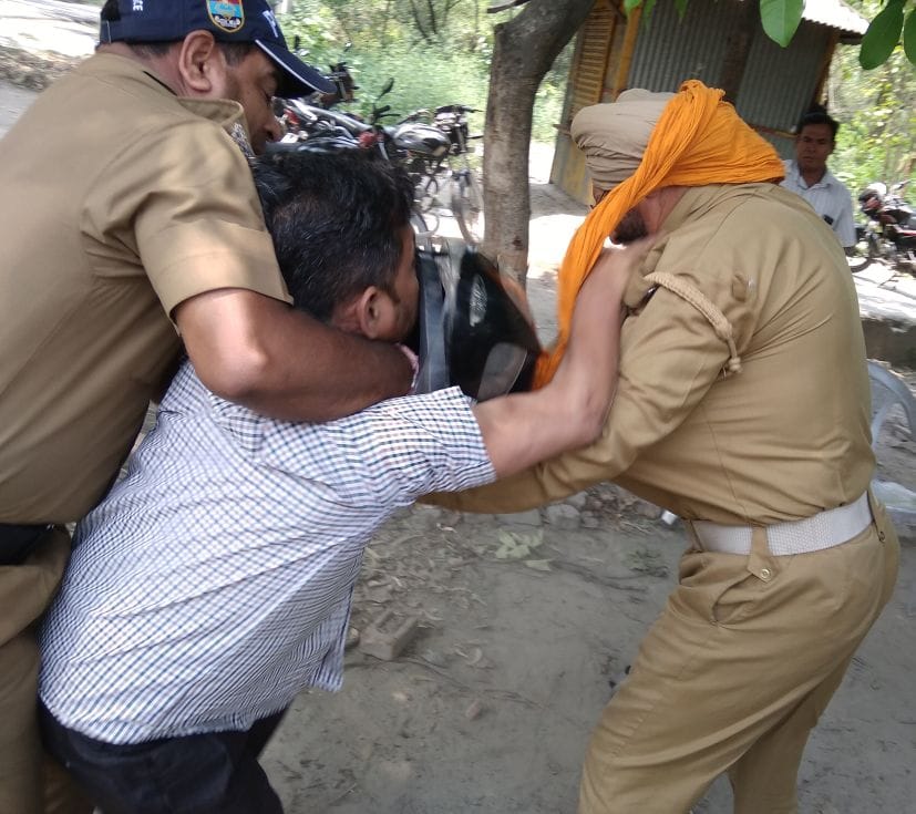 man enter in dm office rudrapur and fight with home guard 
