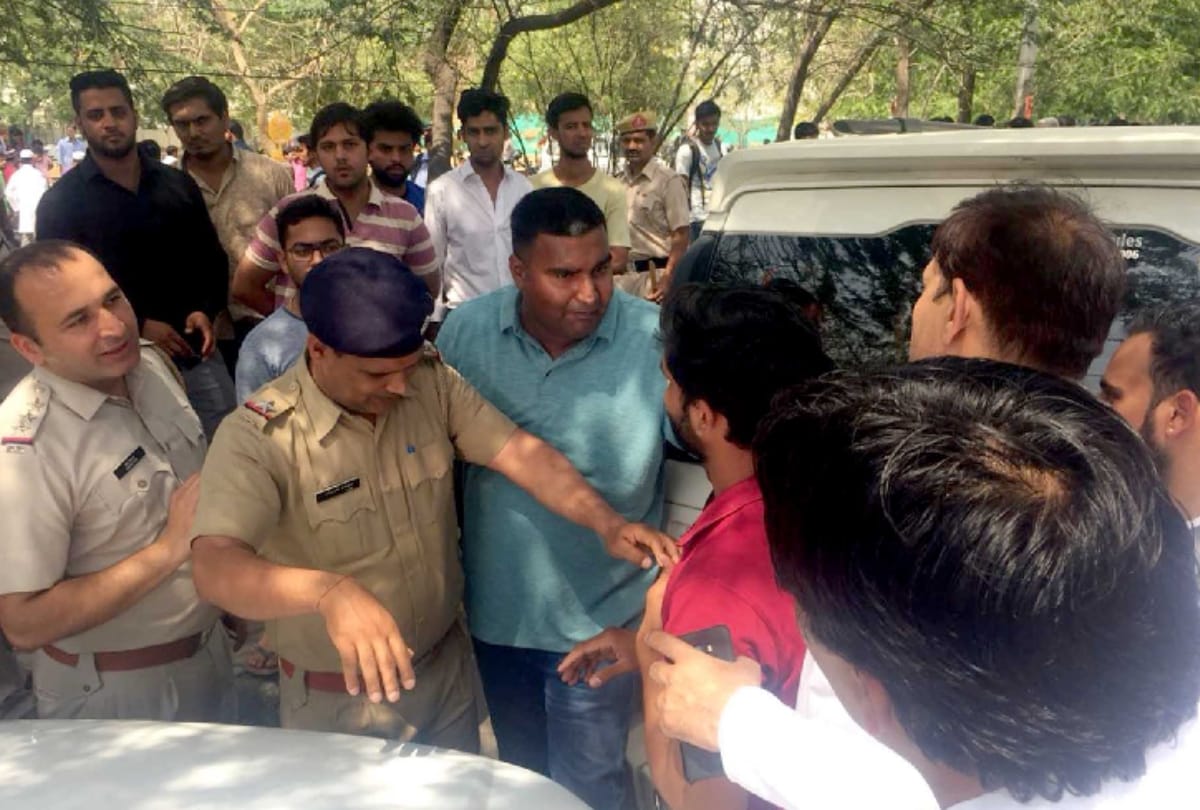 hindu organisations barred namaz in open area of gurugram, raised religious slogans