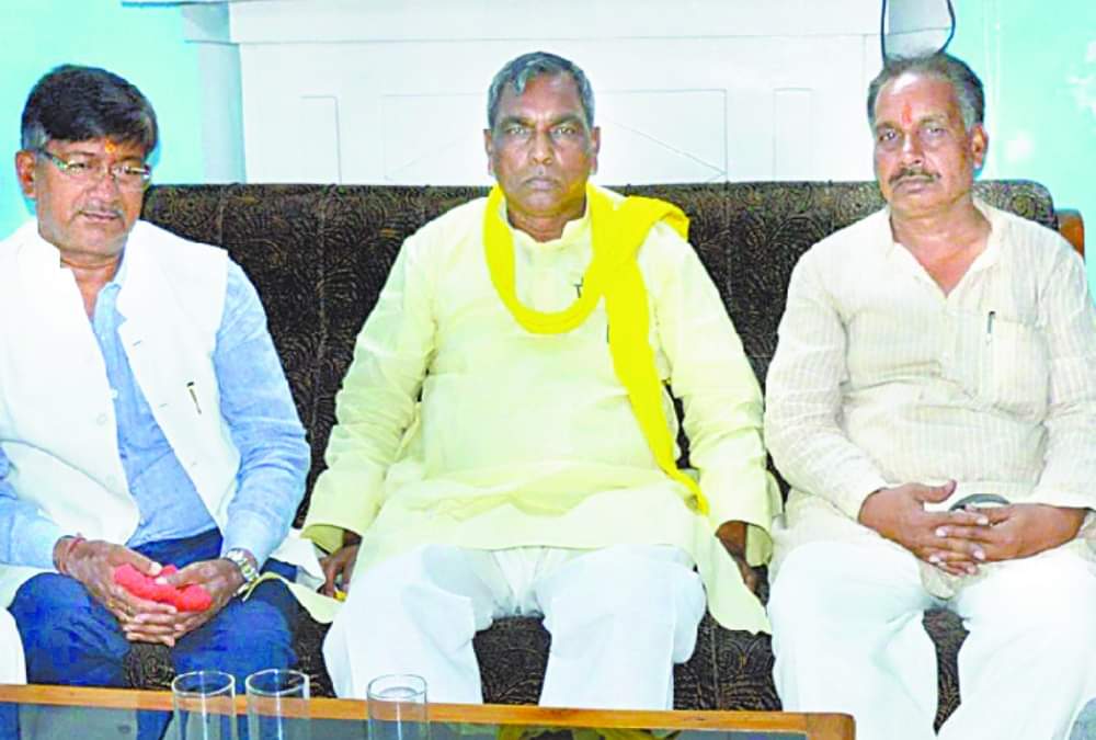 ओम प्रकाश राजभर (बीच में)