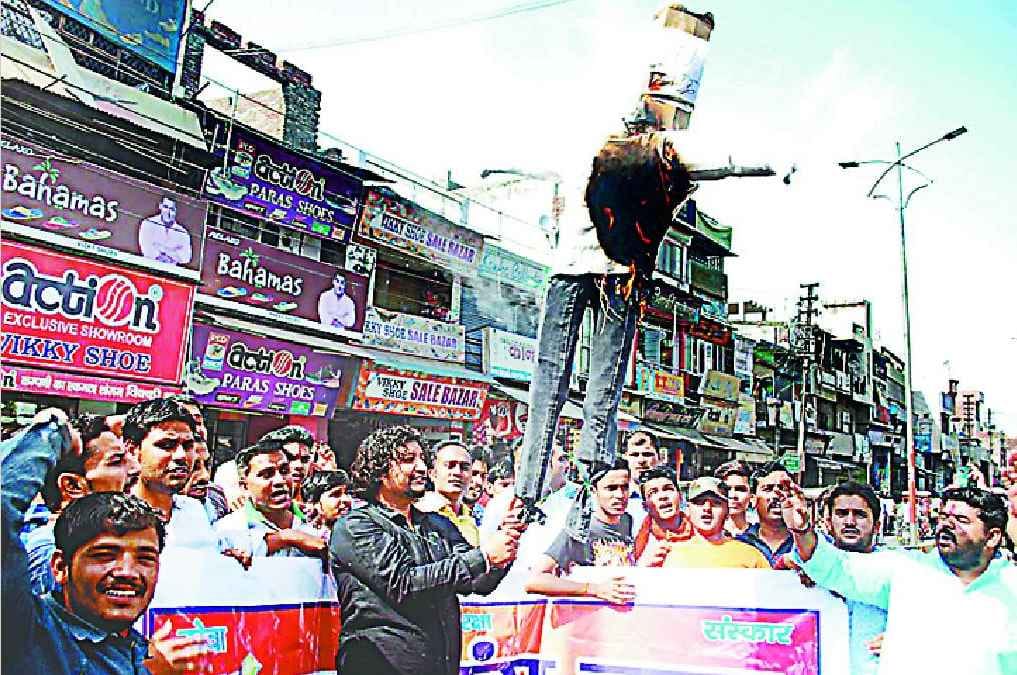 Bajrang Dal blows the effigy of AMU Vice-Chancellor