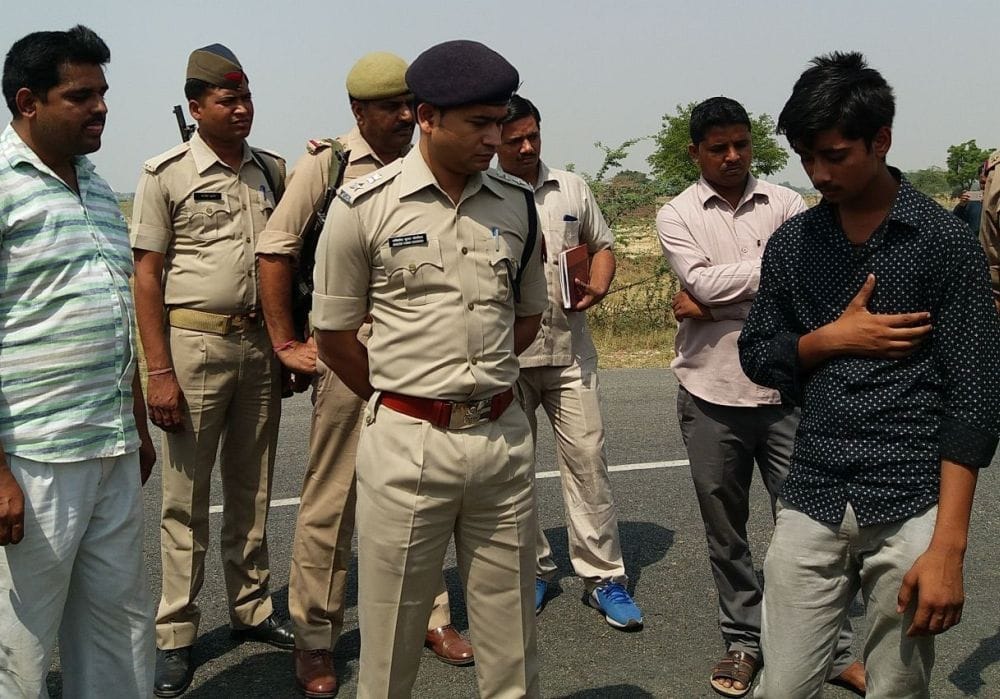 robbery from trader in etah district  