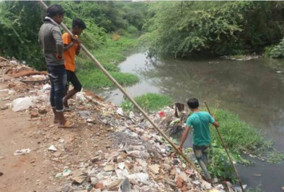woman dead body found in pieces in poly bags from drain of delhi read full story
