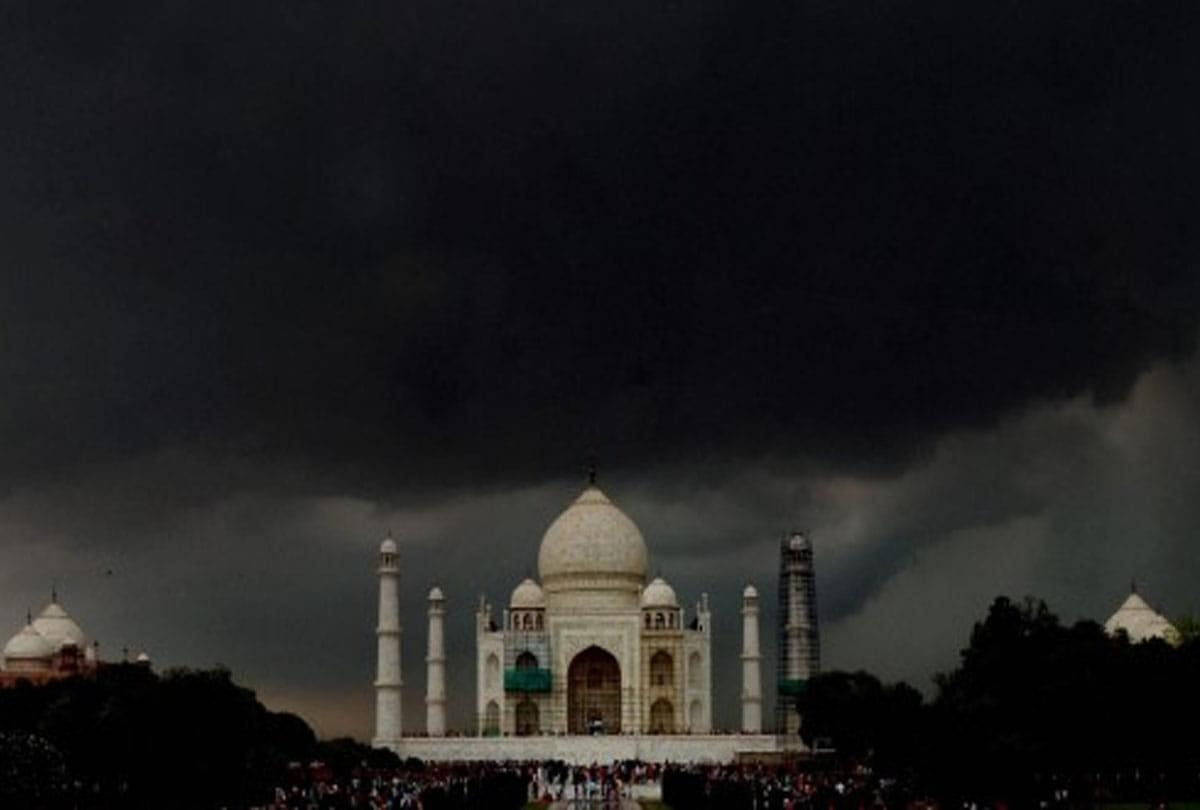 storm hits north India and damage to taj mahal and other monuments