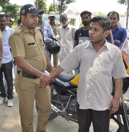 man enter in dm office rudrapur and fight with home guard 