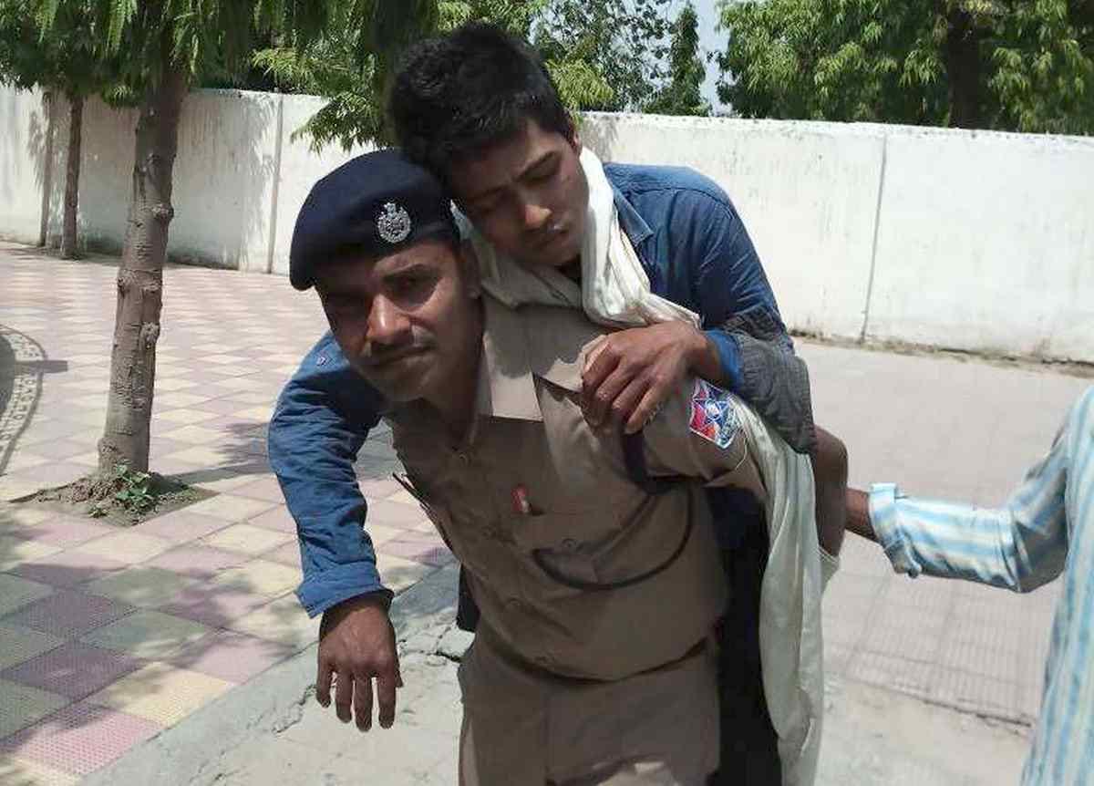 RPF soldier transplant on back to patient to hospital