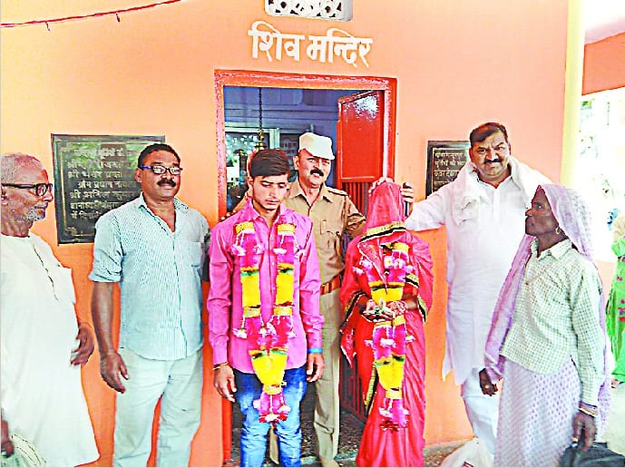 Couple married in temple of police station
