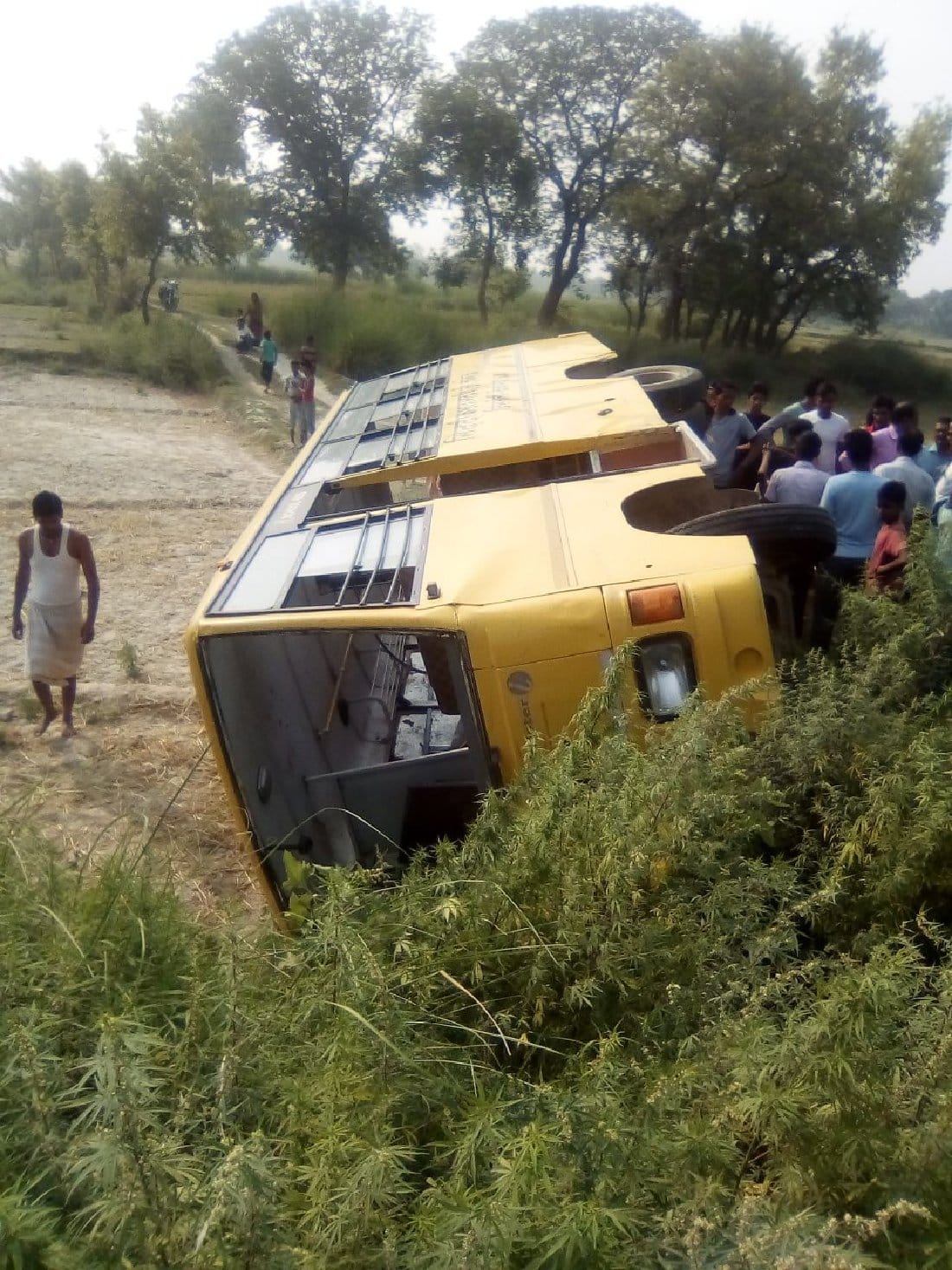 बच्चों से भरी मदरसे की बस पलटी, तीन बच्चे जख्मी