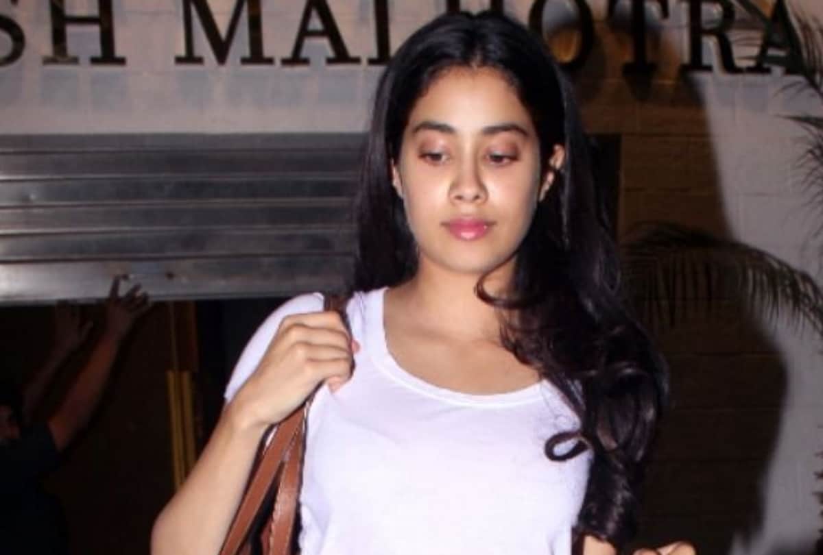 janhvi kapoor khushi kapoor visit manish malhotra store for sonam kapoor
