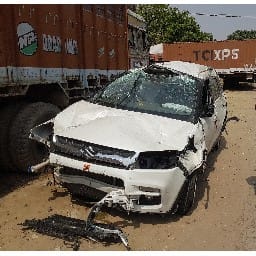 वाहन पलटने से पिता के सामने गई पुत्र की जान