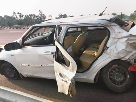Two cars collide on expressway, half dozen injured