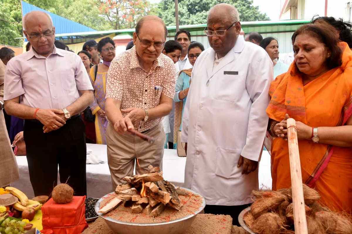 BHU vice chancellor is in dispute after bhoomi pujan 
