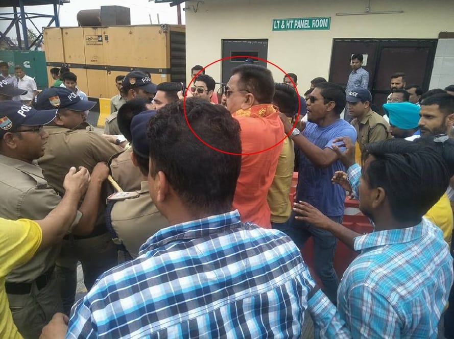 Bjp mla rajkumar thukral beaten police and employee on toll plaza rudrapur
