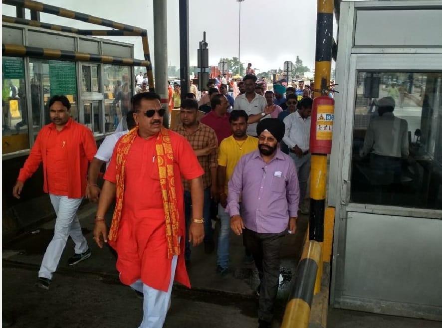Bjp mla rajkumar thukral beaten police and employee on toll plaza rudrapur