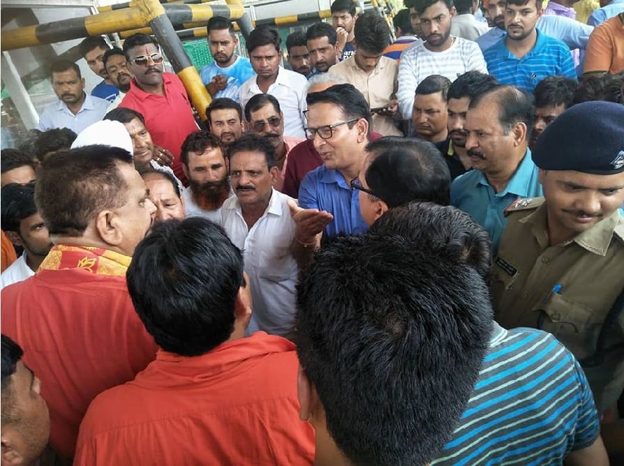 Bjp mla rajkumar thukral beaten police and employee on toll plaza rudrapur