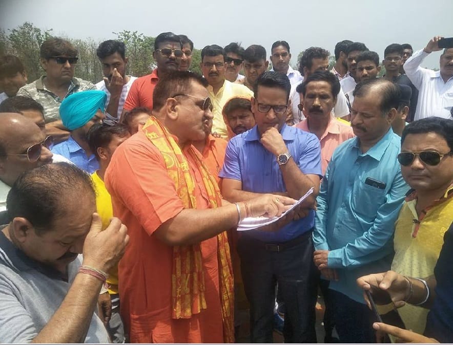 Bjp mla rajkumar thukral beaten police and employee on toll plaza rudrapur