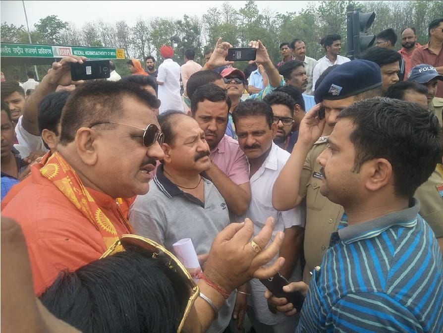 Bjp mla rajkumar thukral beaten police and employee on toll plaza rudrapur