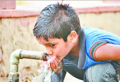 नल से पानी पीता बच्चा