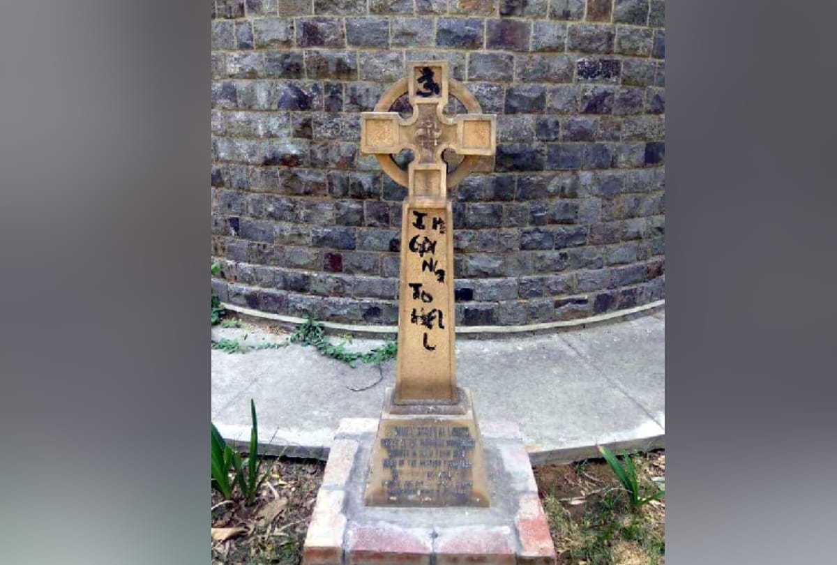 somebody wrote offensive words on the cross sign on at st, stephens college of delhi university
