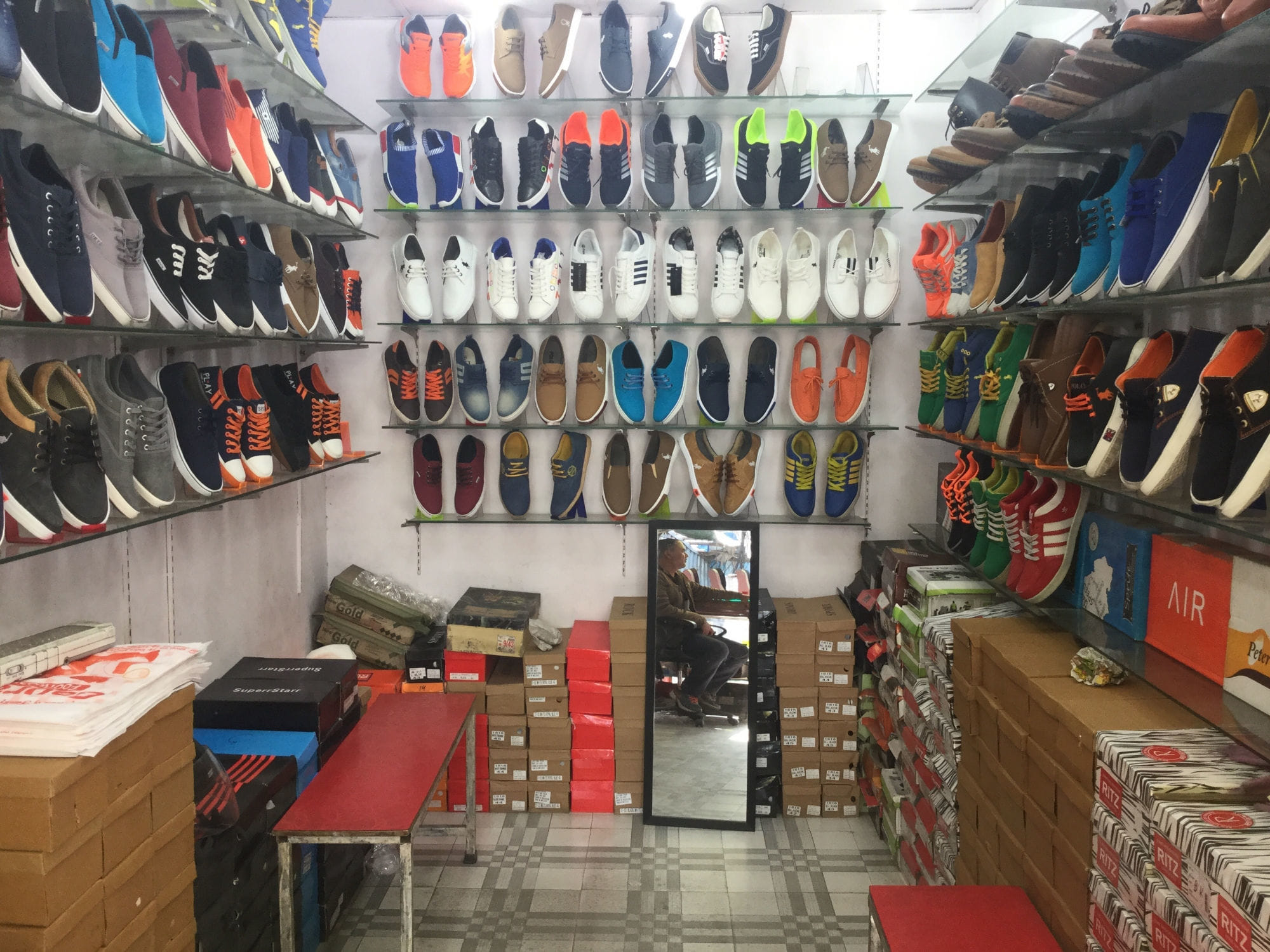 Fake Branded shoes caught during raid in dehradun market