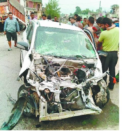 ट्रक के साथ टक्कर में कार सवार दो युवक घायल