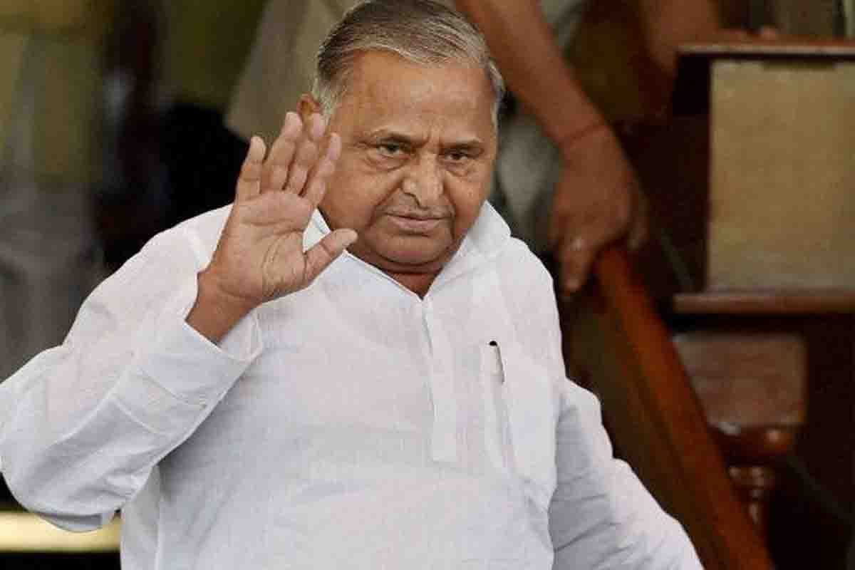 mulayam singh yadav watches amitabh bachchan film 102 not out