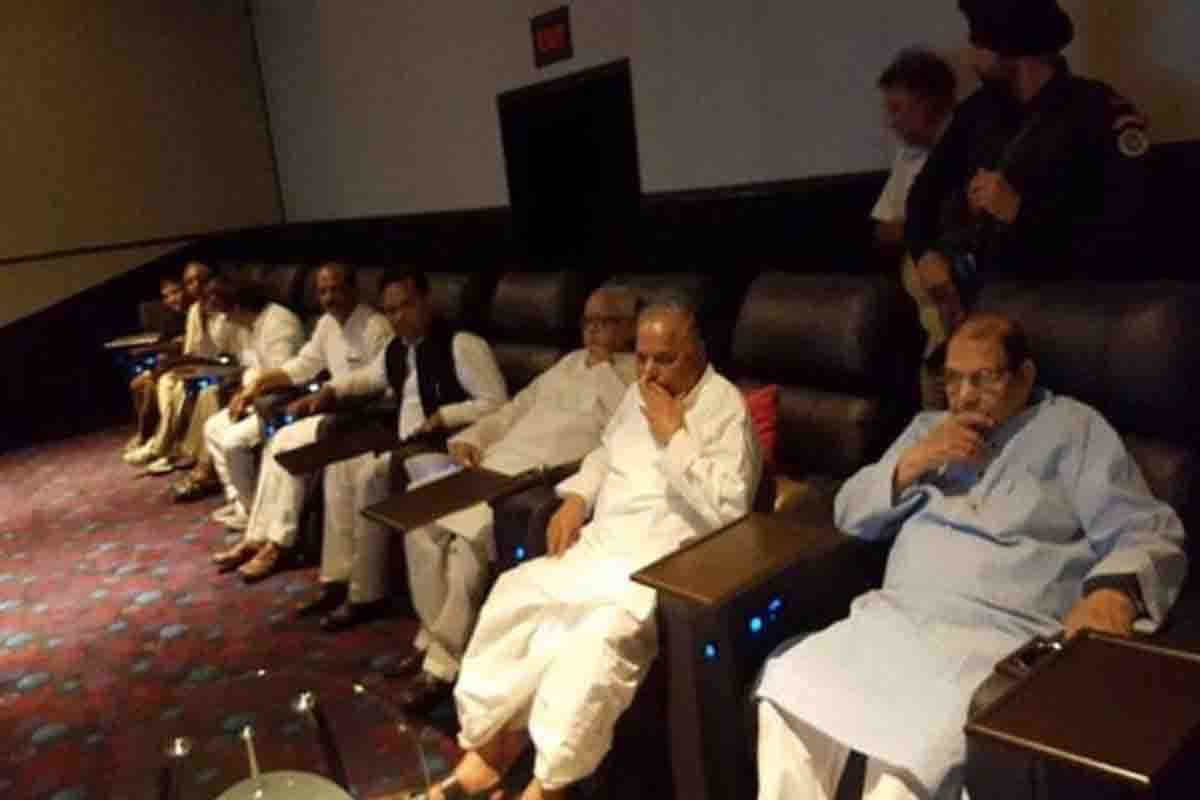 mulayam singh yadav watches amitabh bachchan film 102 not out
