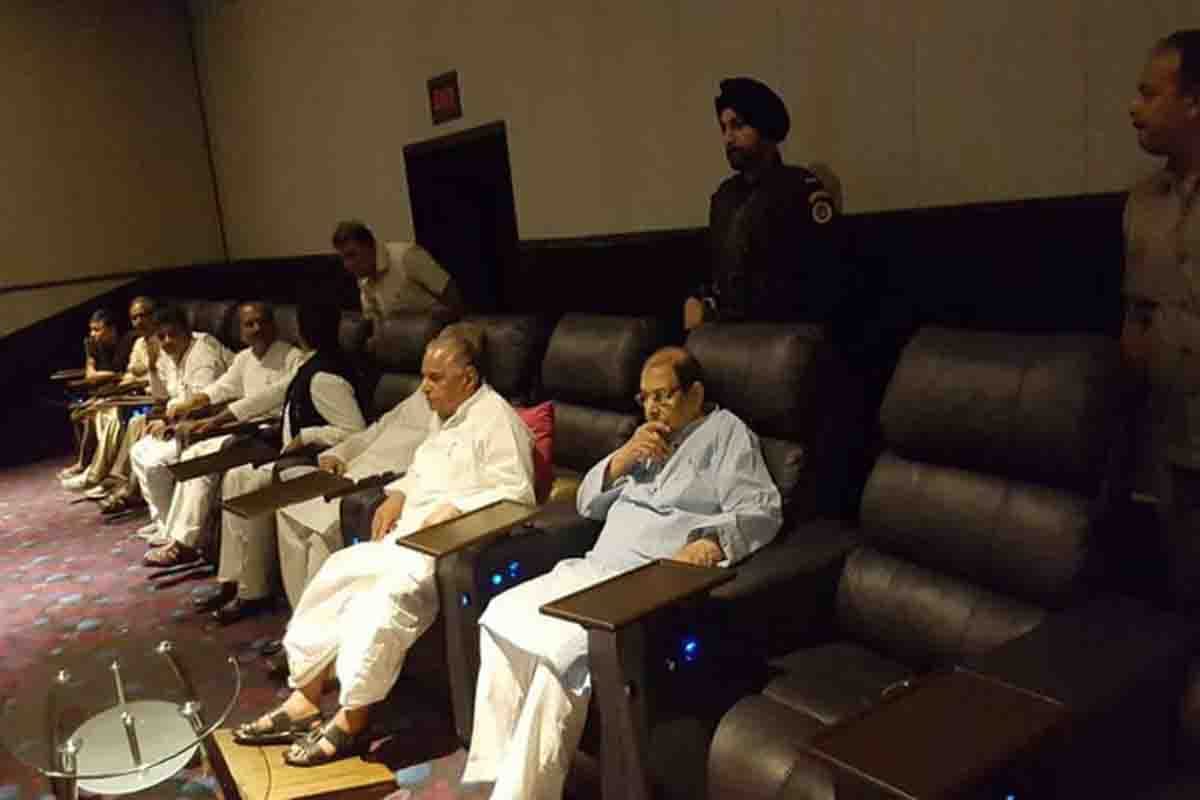 mulayam singh yadav watches amitabh bachchan film 102 not out