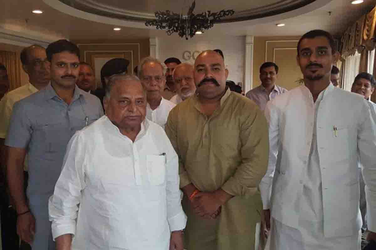 mulayam singh yadav watches amitabh bachchan film 102 not out