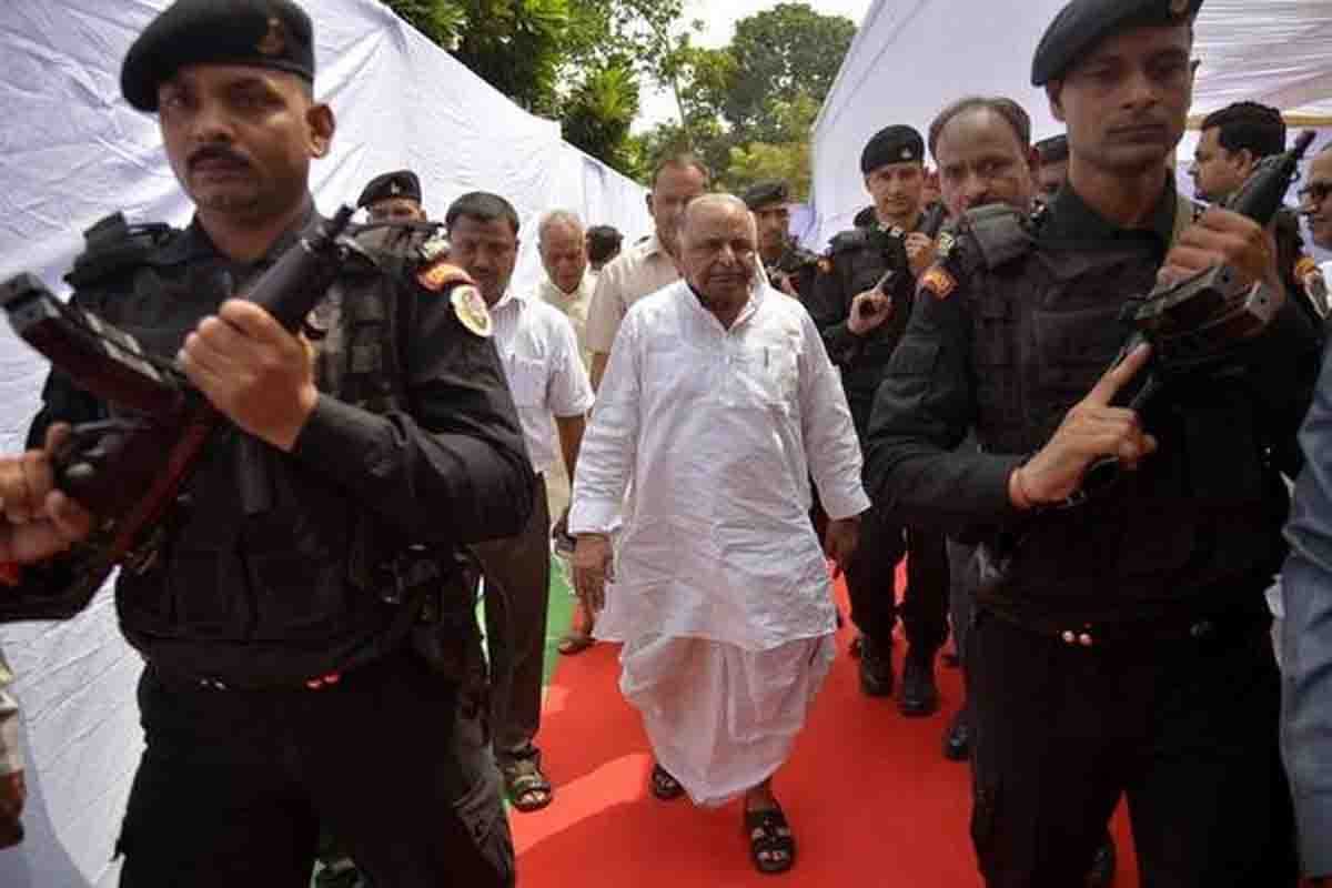 mulayam singh yadav watches amitabh bachchan film 102 not out