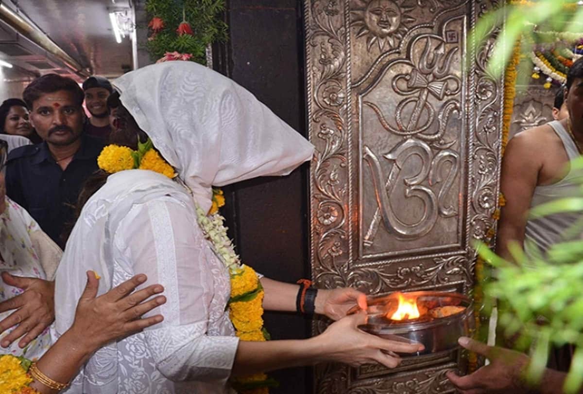 IPL 2018 Preity zinta reached mahakal  temple in ujjain but can not worship their because of suit