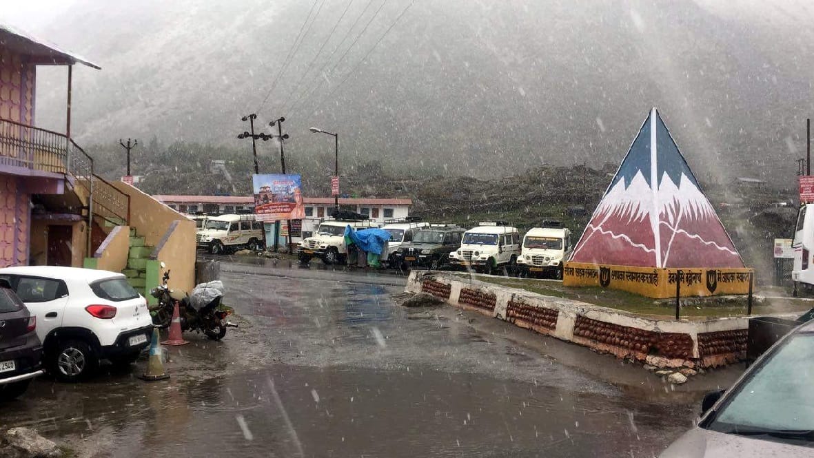 Snowfall in badrinath dham during weather alert in uttarakhand
