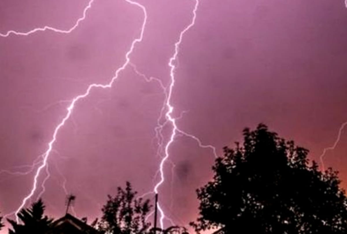 how to protect yourself in lightening thunderstorm safety tips how to save your life in thunderstorm lightening