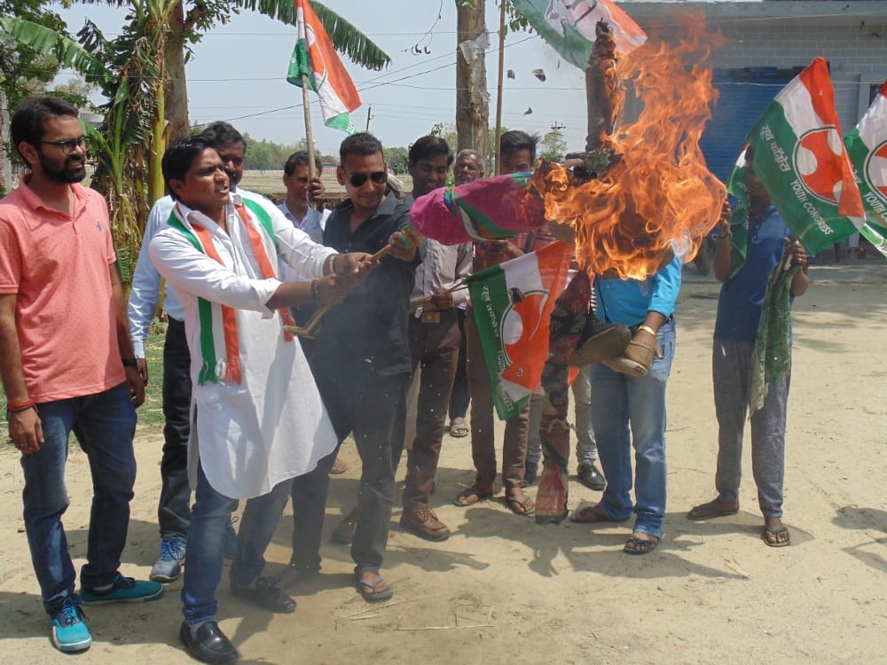 Yuva Congress burnt Jinnah's effigy