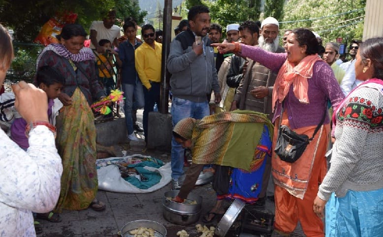 पंत पार्क में फड़ हटाने पहुंचे पालिका कर्मी, महिला से खड़ा हुआ विवाद